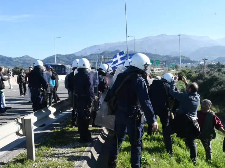 Γέφυρα Ρίου – Αντιρρίου: Χημικά κατά αγροτών - Κλούβα των ΜΑΤ μπλόκαρε και ασθενοφόρα