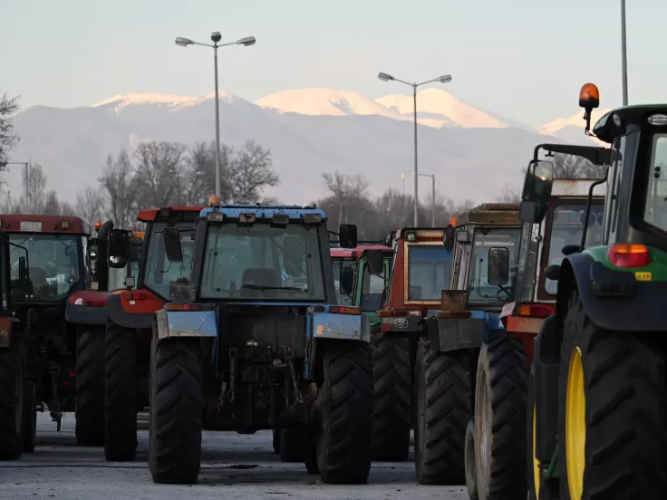 Αγρότες στα μπλόκα και τα Χριστούγεννα – Ανοίγουν τα διόδια το Σαββατοκύριακο