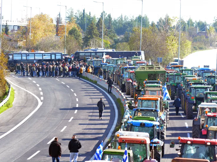 Κομμένη η Ελλάδα στα δύο - Κλιμακώνονται οι κινητοποιήσεις των αγροτών
