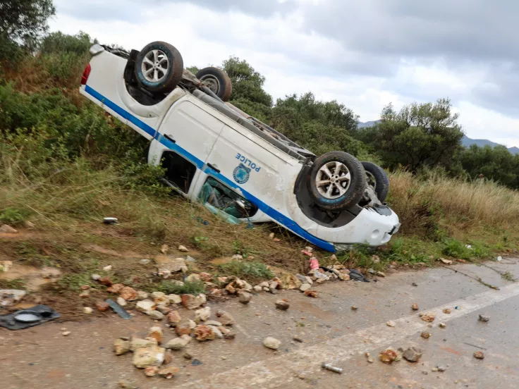 Μπλόκα - Χανιά: Αγρότες αναποδογυρίσαν περιπολικό (εικόνες, βίντεο)