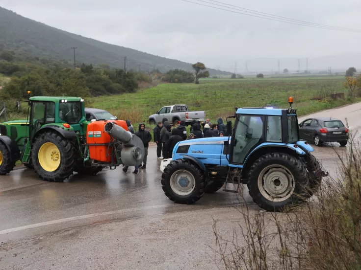Αγρότες και τρακτέρ