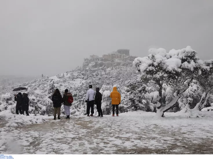«Τσουχτερό» κρύο στην Αττική - Πότε θα χιονίσει