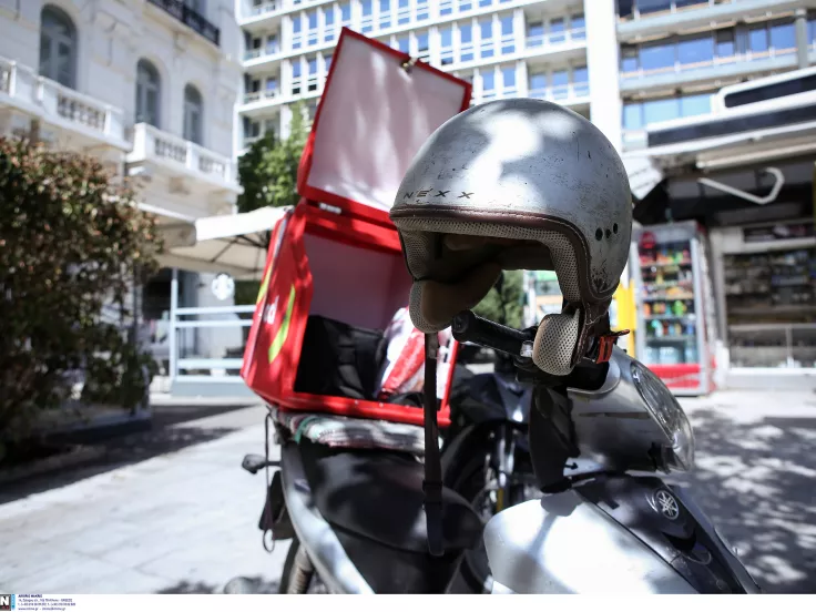 Βίαιη επίθεση σε διανομέα: Οδηγός τον παρέσυρε, τον έδειρε και τον εγκατέλειψε