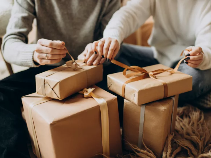 Πρωτοχρονιά: Τα δώρα που θα εντυπωσιάσουν και θα μείνουν αξέχαστα