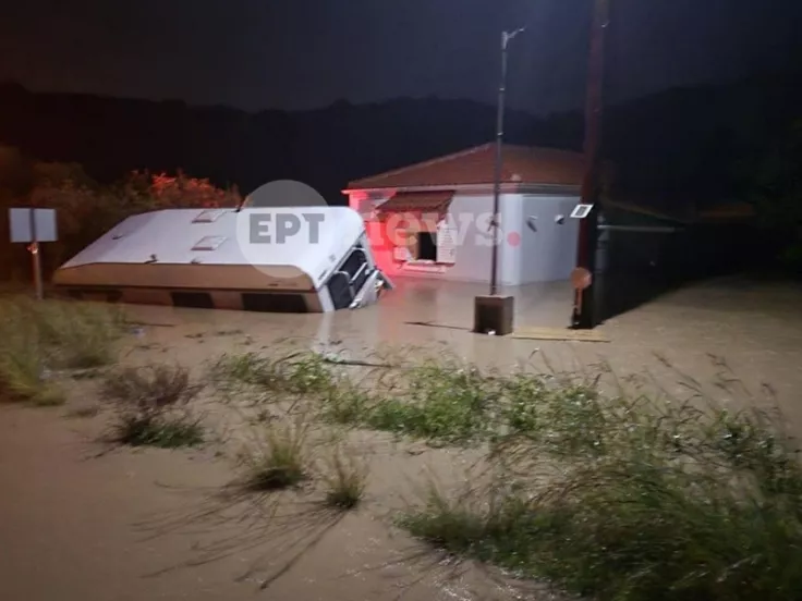 Φοινικούντα: Υπερχείλισε ποταμός - Παρασύρθηκε τροχόσπιτο, κινδύνευσαν άνθρωποι