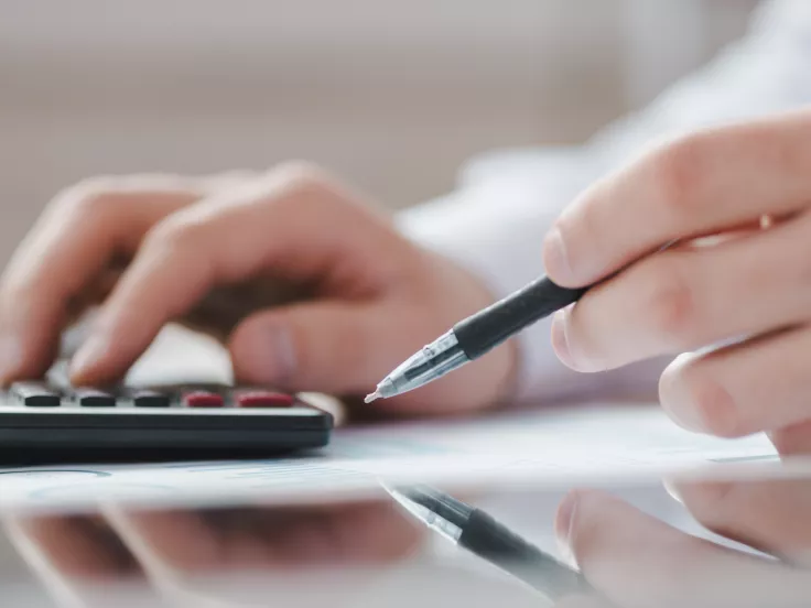 Μειώσεις φόρων: Πόσο αυξάνονται οι μισθοί από 1η Ιανουαρίου