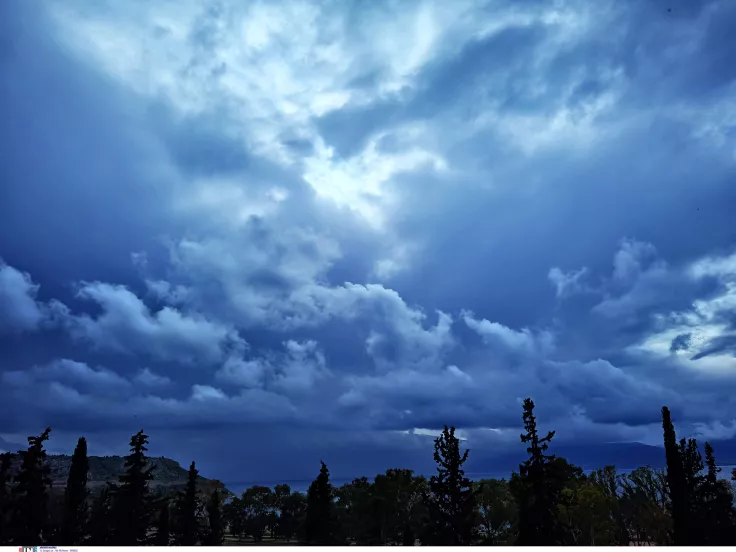 Νέα ισχυρή κακοκαιρία από σήμερα: Πού θα ρίξει 200 τόνους νερού (live)