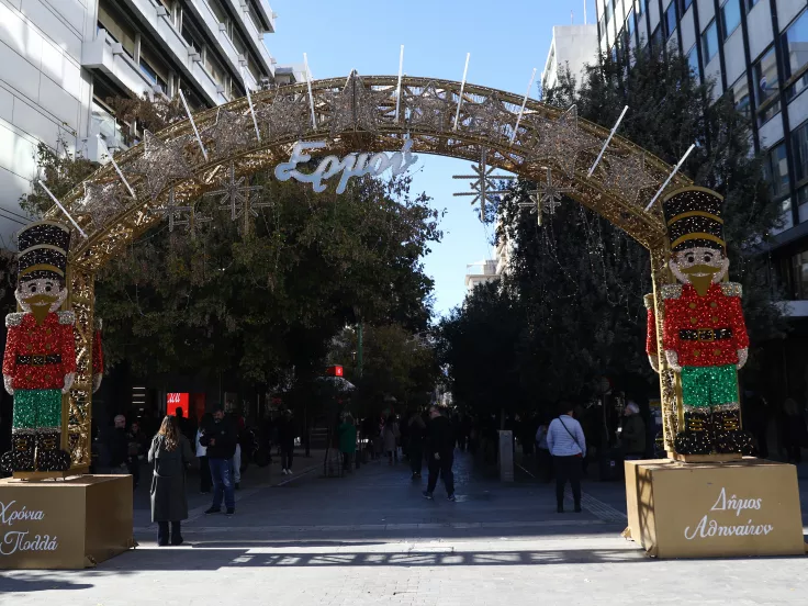 Εορταστικό ωράριο: «Πρεμιέρα» σήμερα – Οι Κυριακές με ανοιχτά μαγαζιά