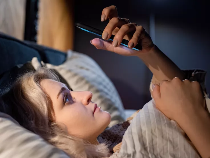 Γιατί δεν ξεκουράζεσαι ποτέ: Το λάθος που κάνεις με το κινητό πριν κοιμηθείς