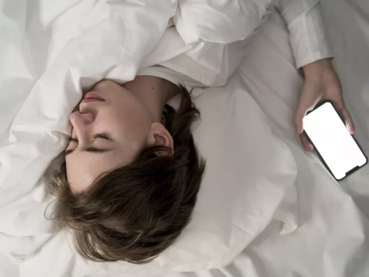 Κοιμάσαι με το κινητό δίπλα σου; Δες τι κάνει στον οργανισμό σου