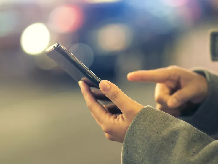 Αυτό είναι το «αθώο» email που ανοίγουμε και παρακολουθεί όλο το κινητό