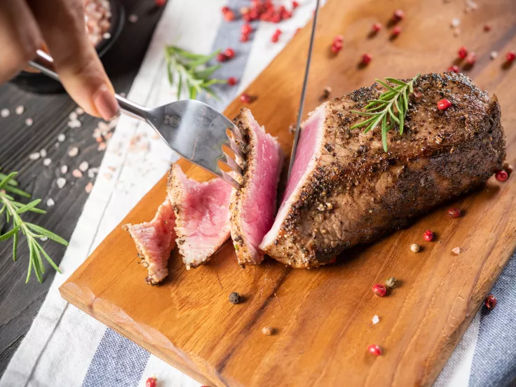 Πώς να κάνετε σκληρά κομμάτια κρέατος τρυφερά, ζουμερά και νόστιμα