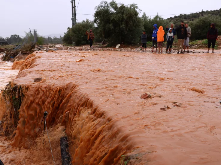 Κακοκαιρία Byron - Μάνδρα: Απεγκλωβίστηκαν 17 άνθρωποι και πλημμύρισαν υπόγεια