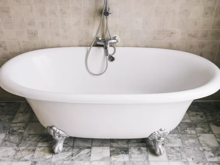 Πώς θα εξαφανίσεις τη σκουριά και τους επίμονους λεκέδες από την μπανιέρα σου