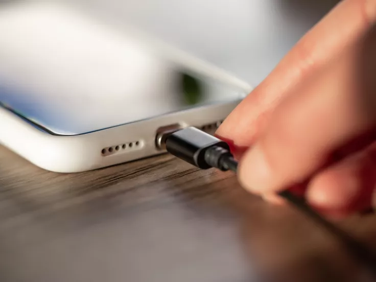 Κινητό: Η απλή συνήθεια που μειώνει τη ζωή της μπαταρίας σε μήνες