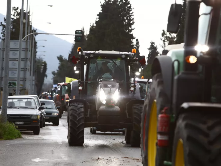 Ενισχύονται παντού τα αγροτικά μπλόκα  - Χημικά και δακρυγόνα στον κόμβο του αεροδρομίου Μακεδονία