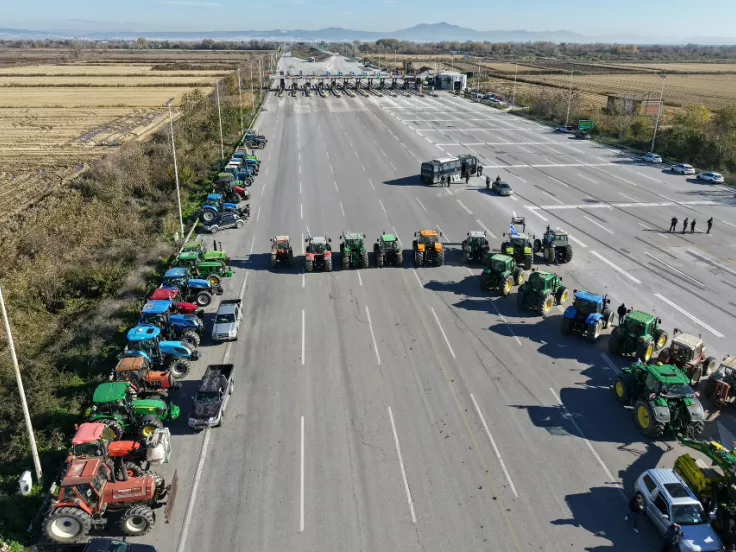 Μπλόκα αγροτών: Πού είναι κλειστοί οι δρόμοι - Χιλιάδες τρακτέρ στις Εθνικές