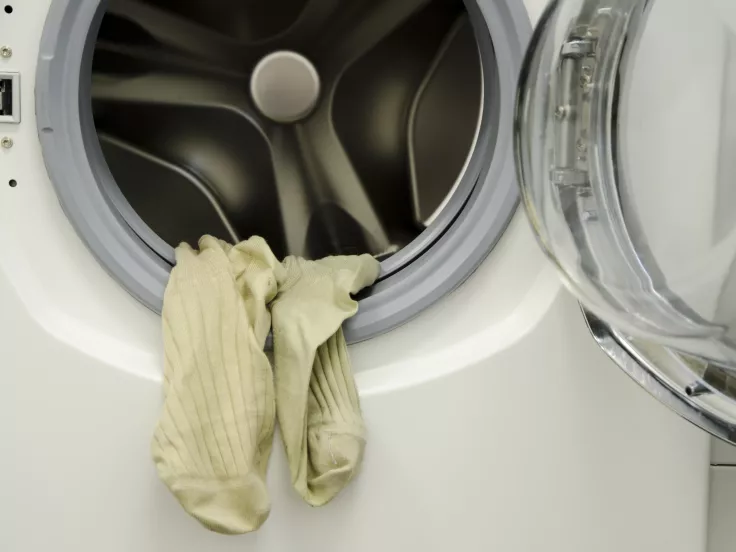 Κάνει κρύο και τα ρούχα δεν στεγνώνουν; Δες τι κάνεις λάθος στο πλυντήριο