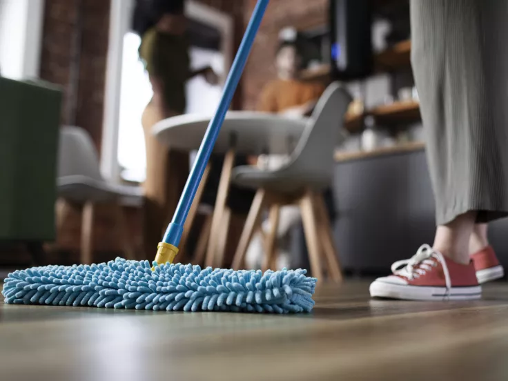 Ξεχάστε το σφουγγάρισμα: Το κόλπο του «1 λεπτού» που κρατάει τα πατώματα πάντα καθαρά