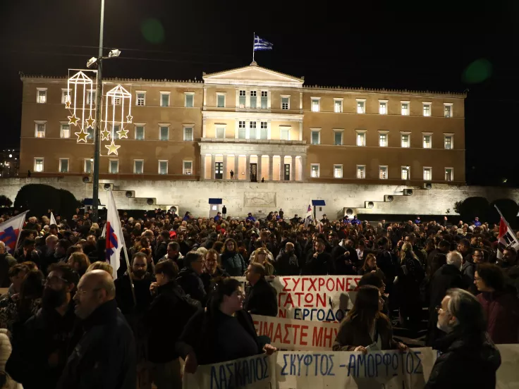 Σύνταγμα: Σε εξέλιξη συλλαλητήριο ενάντια στον προϋπολογισμό που ψηφίζεται σήμερα