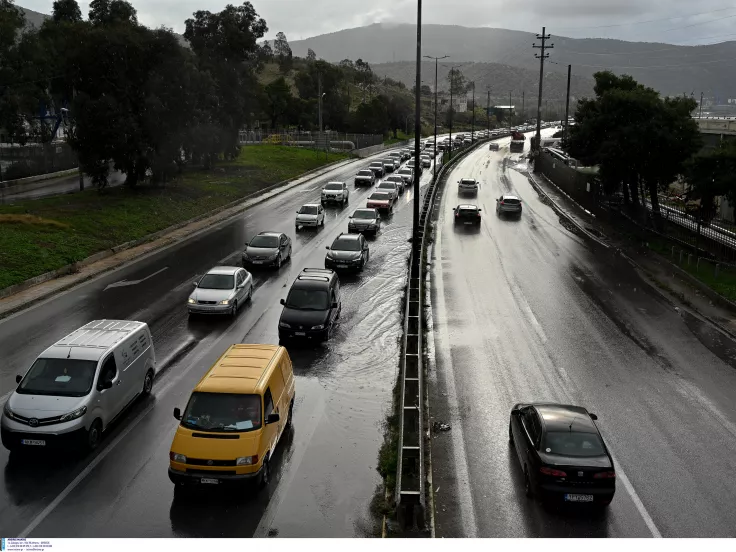 Τροχαίο στο ύψος των Αγίων Θεοδώρων - Ένας εγκλωβισμένος