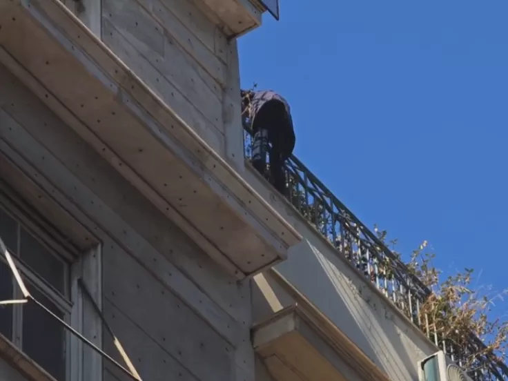 Συναγερμός στο κέντρο της Αθήνας: Άνδρας απειλεί να πέσει στο κενό