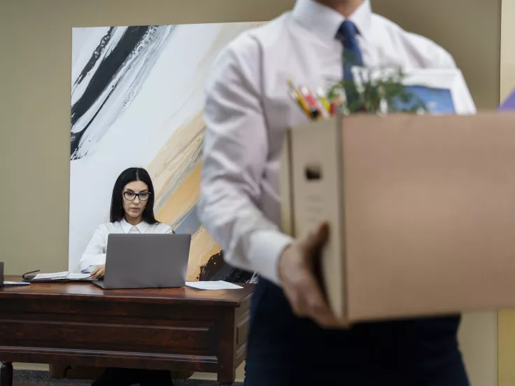 Δημόσιοι υπάλληλοι: Πότε απομακρύνονται αυτόματα από τη θέση τους