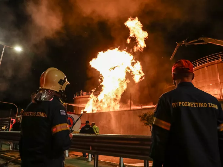 Πέραμα: Κατασβέστηκε η φωτιά - «Να μην υπάρχουν δεξαμενές καυσίμων σε γειτονιές με σχολεία και σπίτια», λεεί ο δήμαρχος