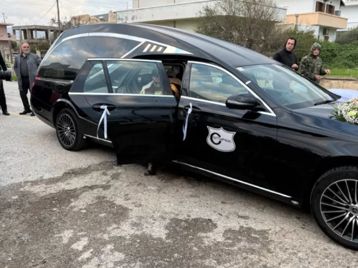 Viral: Γαμπρός στην Κρήτη πήγε στο γάμο με… νεκροφόρα 