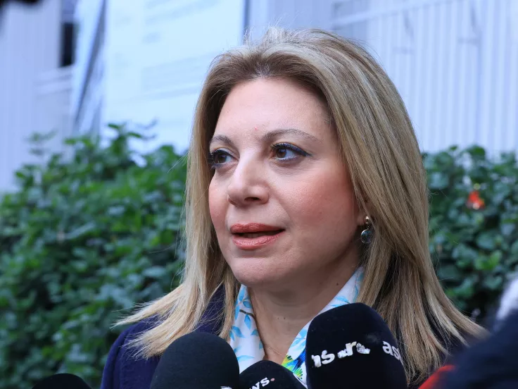 Δημοσκόπηση Interview: Στο προσκήνιο η πολιτική αβεβαιότητα - Επιφυλακτικότητα για Καρυστιανού