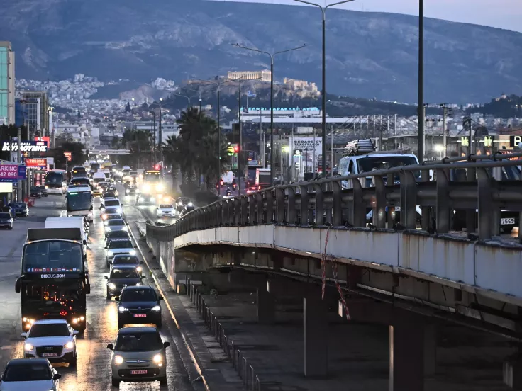 Σύσκεψη στο Μαξίμου για το κυκλοφοριακό: Περιορισμός στα φορτηγά, έξυπνα φανάρια και ποδηλατόδρομοι