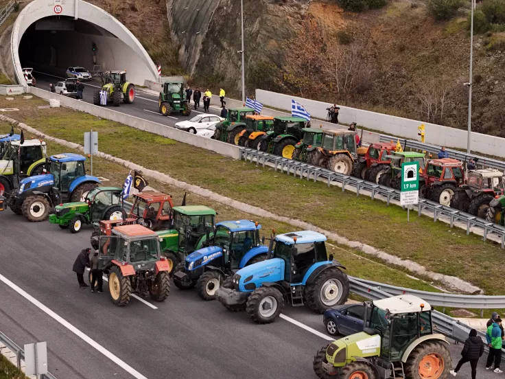 Αγρότες: Χαλαρώνουν τους αποκλεισμούς εν όψει συνάντησης με Μητσοτάκη