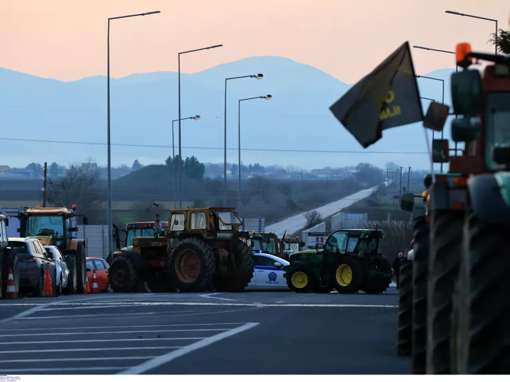Αγροτικά μπλόκα: Κυκλοφοριακό χάος σε όλη τη χώρα - 48ωροι αποκλεισμοί σε εθνικές οδούς
