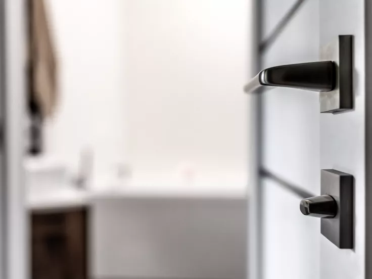 Ο εύκολος τρόπος να μην τρίζουν οι πόρτες χωρίς να ξοδέψετε ευρώ