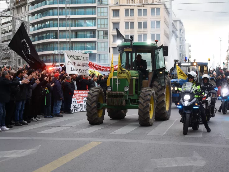 Αγρότες και τρακτέρ