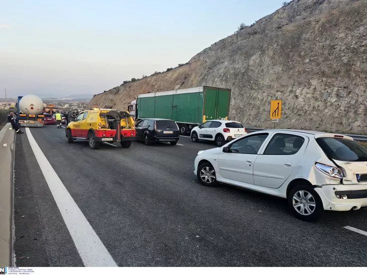 Αθηνών - Κορίνθου: Καραμπόλα τεσσάρων φορτηγών με βυτιοφόρο στο ύψος του Ασπρόπυργου