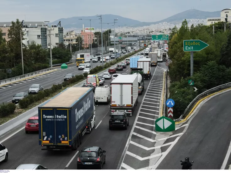 Ουρές χιλιομέτρων στην Αθηνών–Λαμίας λόγω ανατροπής φορτηγού
