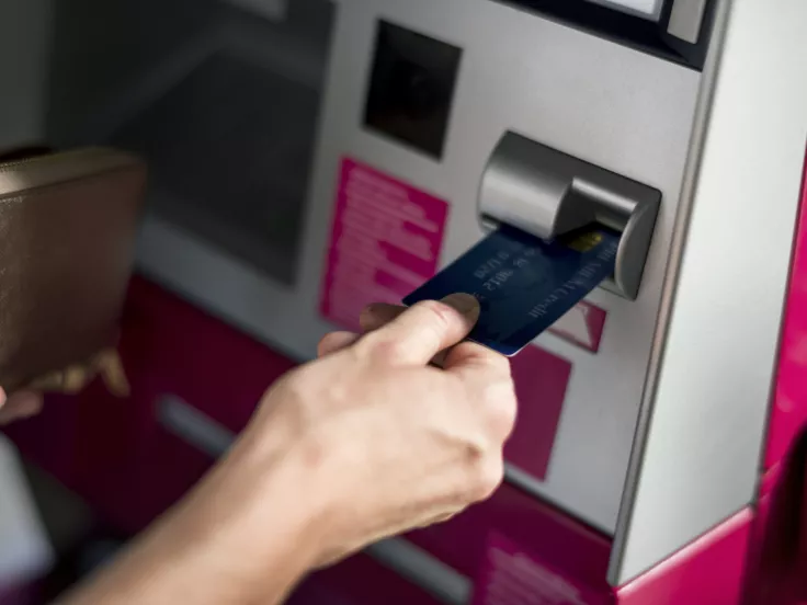 Χρήματα για σπουδές, σπίτι και δουλειά έως και 22.500 ευρώ - Δείτε τι δικαιούστε