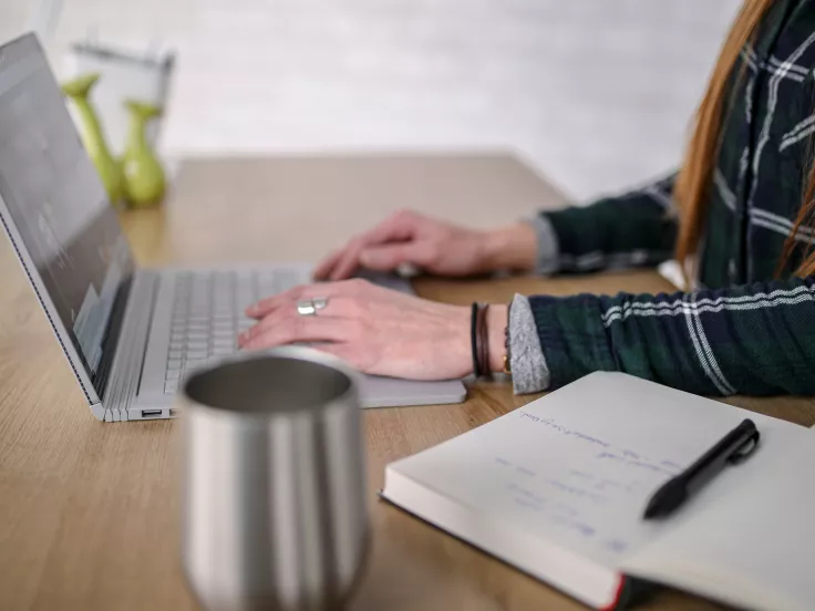 εργαζόμενη