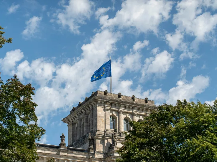 Πώς θα δουλέψετε στο ευρωπαϊκό δημόσιο με μισθό +6.000 ευρώ