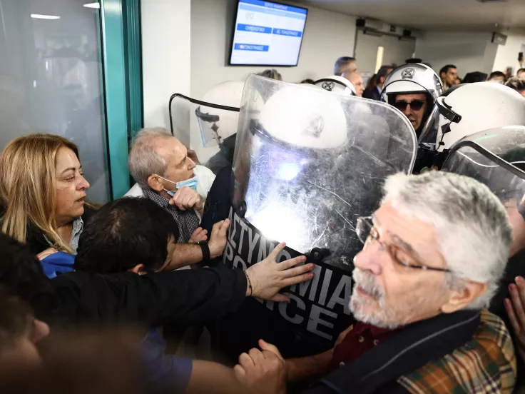 Γενικό Κρατικό Νίκαιας: Επεισόδια κατά την επίσκεψη Γεωργιάδη - Έπεσαν χημικά