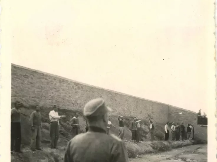 Ταυτοποιήθηκε ο πρώτος από τις φωτογραφίες με τους 200 εκτελεσθέντες της Καισαριανής, σε ποιον αξιωματικό των Ναζί τις αποδίδουν