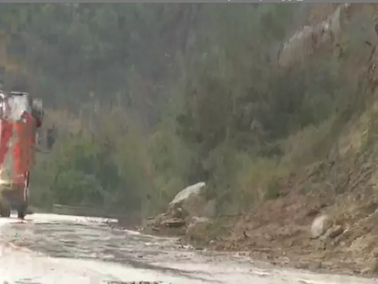 Κλειστή η παλαιά Ε.Ο. Άρτας – Αμφιλοχίας λόγω νέας κατολίσθησης, σχηματίστηκε ακόμα και καταρράκτης – Αποκομμένη οδικώς η Ήπειρος