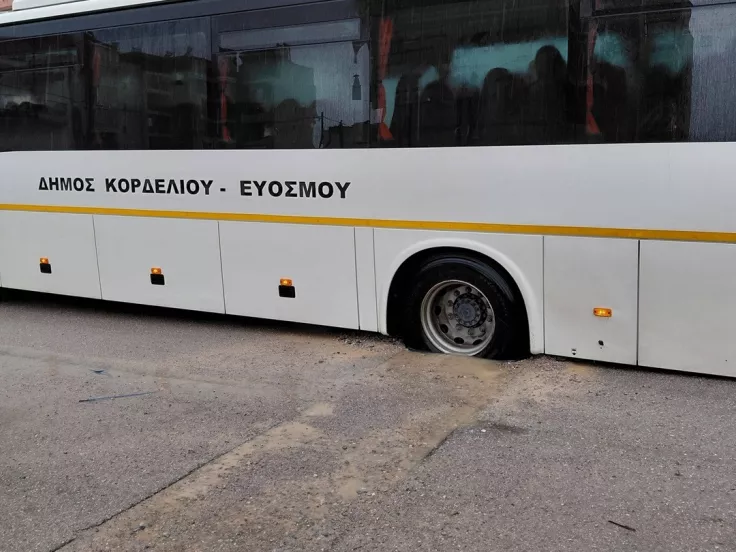 Θεσσαλονίκη: Σχολικό λεωφορείο με μαθητές έπεσε σε λακκούβα (εικόνες)