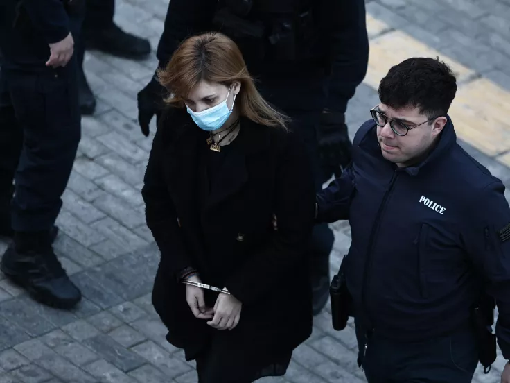 Ρούλα Πισπιρίγκου: Υποβασταζόμενη, κρατώντας μπαστούνι στο Εφετείο (βίντεο)