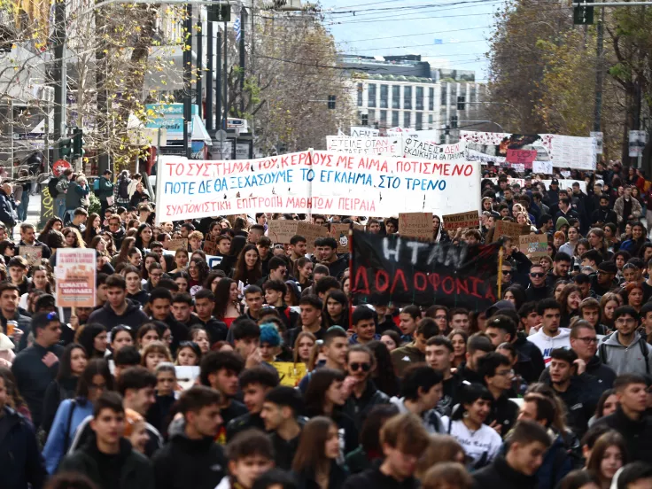 Τρία χρόνια από το έγκλημα στα Τέμπη Μεγάλη πορεία από μαθητές και φοιτητές (εικόνες)