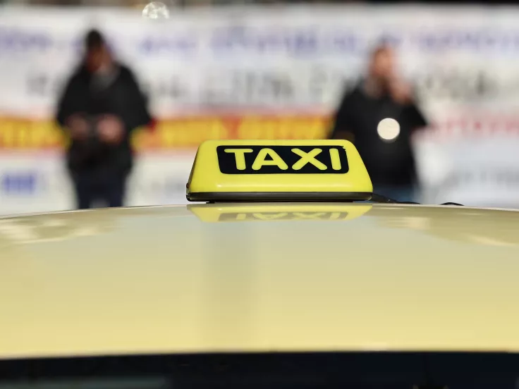 Απεργία ταξί: «Χειρόφρενο» και σήμερα σε Αθήνα και Θεσσαλονίκη
