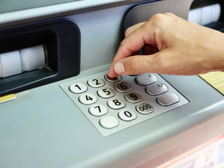 Μόνιμο επίδομα 100 ευρώ τον μήνα - Ποιοι το δικαιούνται