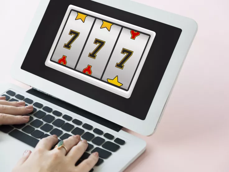 Online τζόγος: Αυξάνονται οι φόροι σε «φρουτάκια», πόκερ και καζίνο