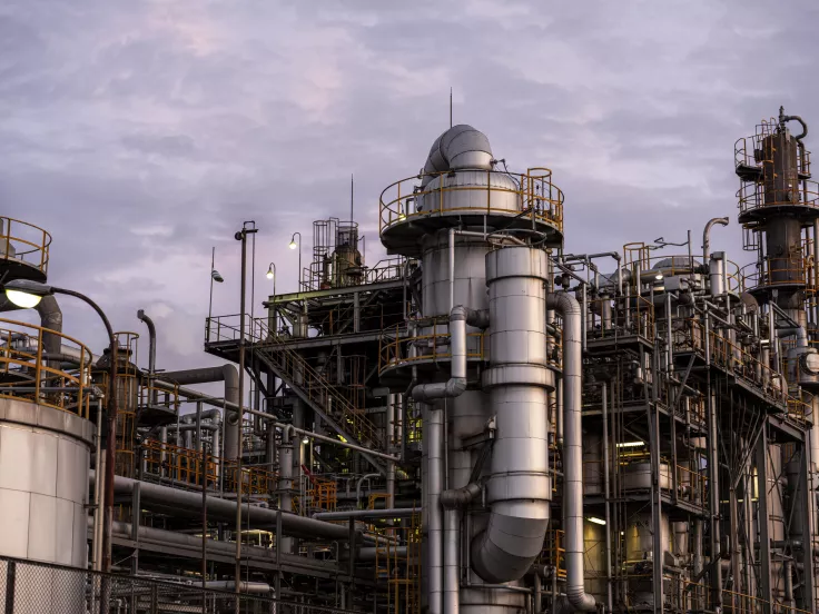 Τα EAH κλείνουν το μεγαλύτερο διυλιστήριο πετρελαίου της Μέσης Ανατολής